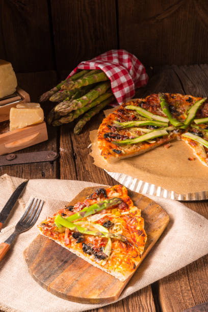 green asparagus pizza - fochaccia imagens e fotografias de stock