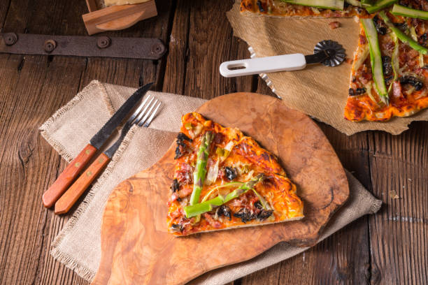 green asparagus pizza - fochaccia imagens e fotografias de stock