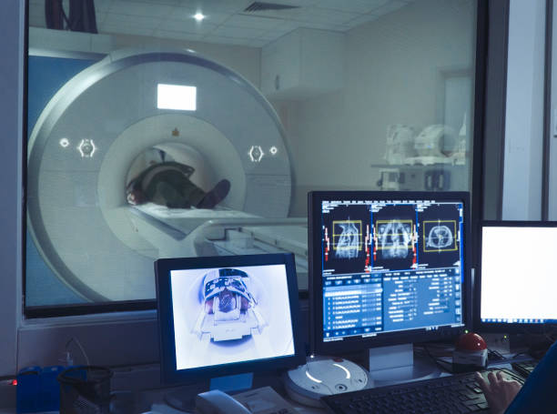 anciano con resonancia magnética - mri scan radiologist cat scan cat scan machine fotografías e imágenes de stock