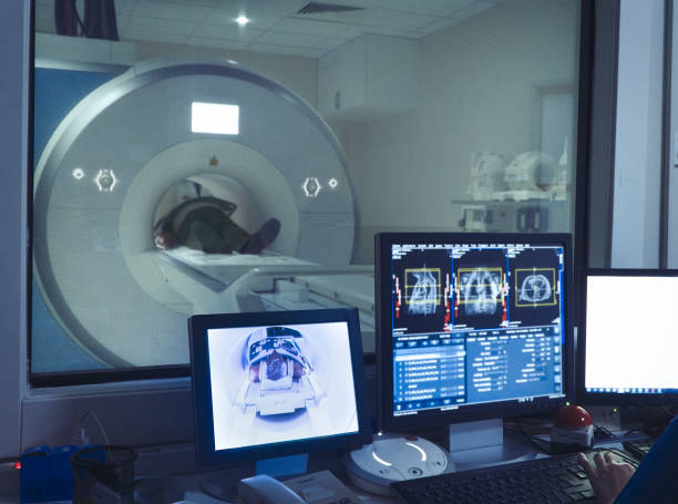 starzec o mri scan - mri scan radiologist cat scan cat scan machine zdjęcia i obrazy z banku zdjęć