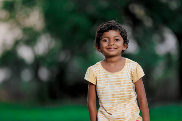 poor indian girl child - east asian ethnicity imagens e fotografias de stock