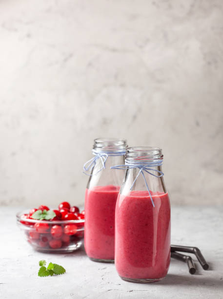 frullato di mirtillo rosso - healthy lifestyle cranberry healthy eating milk shake foto e immagini stock