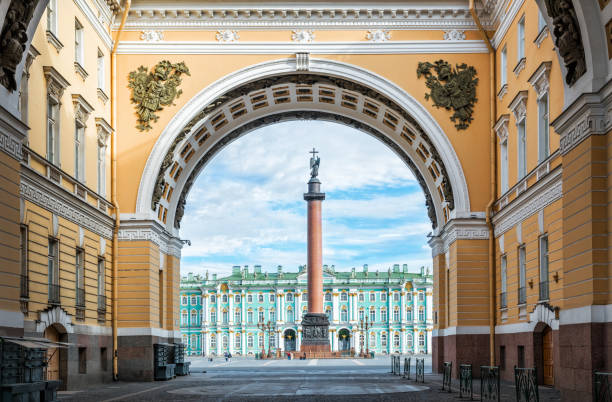 alexander column with an angel - winter palace imagens e fotografias de stock