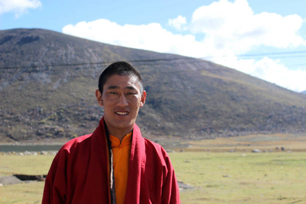 チベットの僧侶は、カメラに笑顔します。 - monk tibet buddhism china ストックフォトと画像