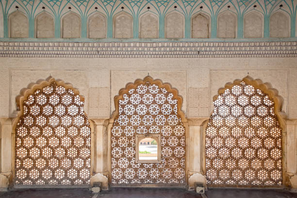 古代の彫刻が施された真鍮のテクスチャです。 - india palace indian culture indoors ストックフォトと画像