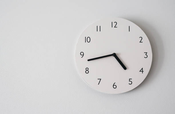 orologio circolare su parete di sfondo bianco. - clock clock face clock hand isolated foto e immagini stock