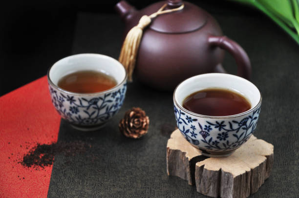 木の部分に中国茶カップ - chinese tea ストックフォトと画像