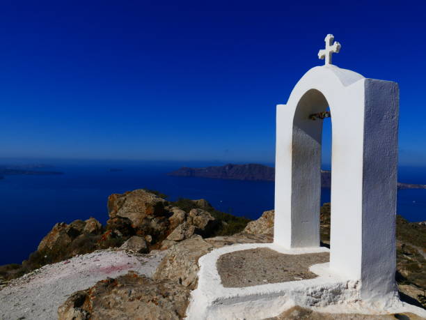 istock Church between Thira and Oia, Santorin island, Greece 1000908244