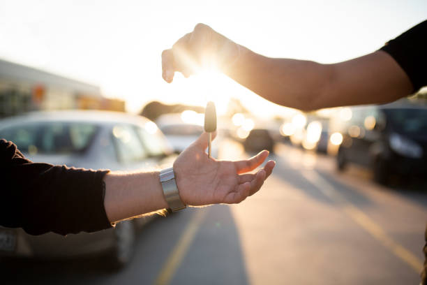 ihr neues auto wartet auf sie - car car rental car dealership key stock-fotos und bilder