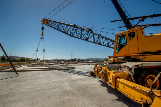 Concrete Tilt-up Construction with Crane