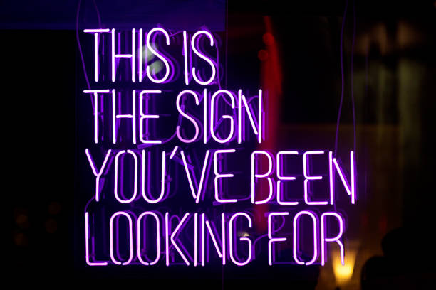 neon ljus: detta är ett tecken som du har letat efter - neon sign bildbanksfoton och bilder