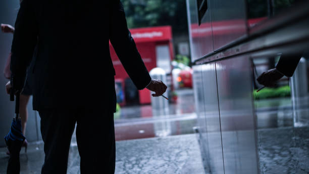 ビジネスマンのオフィスで、雨が降って街背景忙しい仕事からストレス休憩後喫煙 - food chinese ethnicity street china ストックフォトと画像