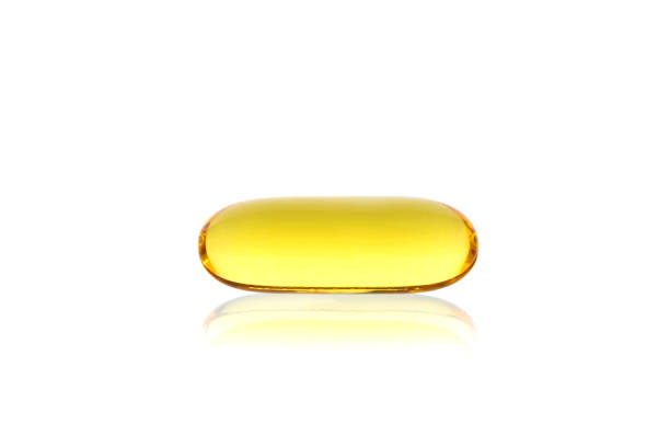 cápsula óleo de peixe - fish oil healthy eating capsule isolated - fotografias e filmes do acervo