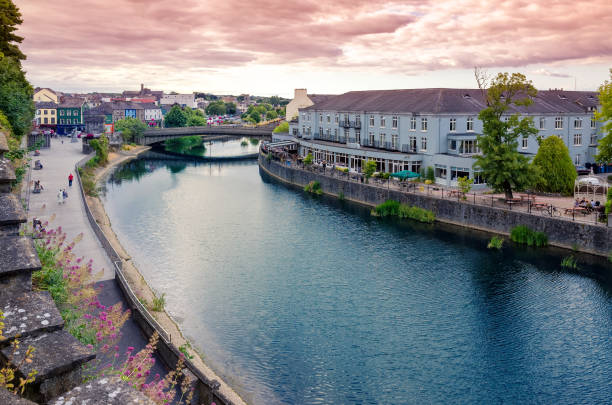 pejzaż miejski o zachodzie słońca kilkenny - kilkenny city zdjęcia i obrazy z banku zdjęć