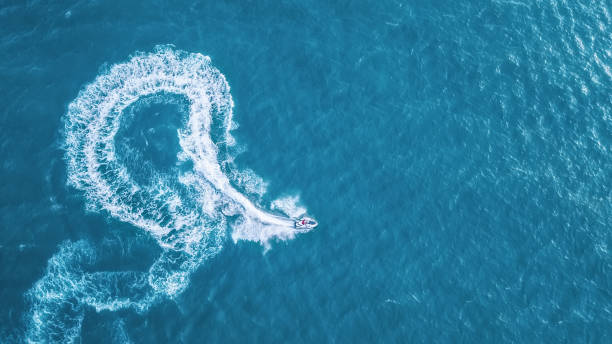 skuter na powierzchni wody. sport i aktywne życie na morzu - łódź z napędem odrzutowym zdjęcia i obrazy z banku zdjęć