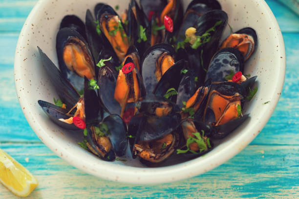 istock Freshly Steamed Mussels Dish 1000959338
