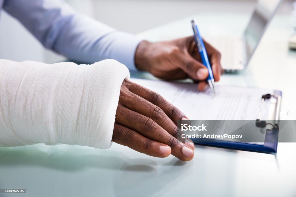 Verletzten Mann Versicherung Antragsformular ausfüllen - Lizenzfrei Verletzung Stock-Foto