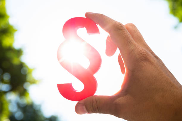 istock Person holding paragraph symbol 1000963962