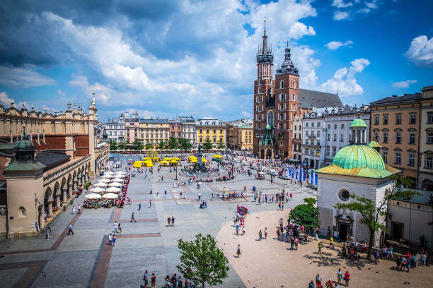 krakau - rynek glowny - cloth hall stock-fotos und bilder