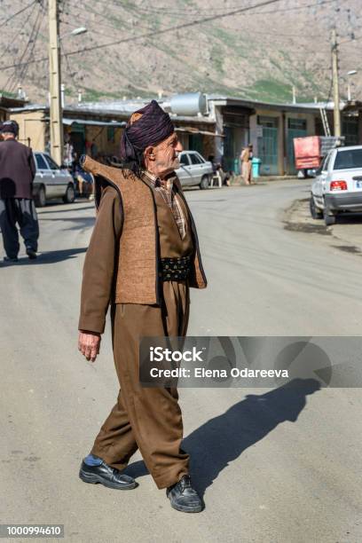 handboeien aanvaardbaar Verouderd Kurdish Man In Traditional Clothing On The Street Of Howraman Village In  Zagros Mountain Kurdistan Province Iran Stock Photo - Download Image Now -  iStock