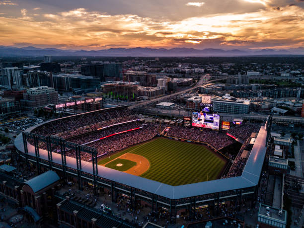 colorado rockies stadio di baseball al tramonto.  denver - baseball stadium fan sport foto e immagini stock