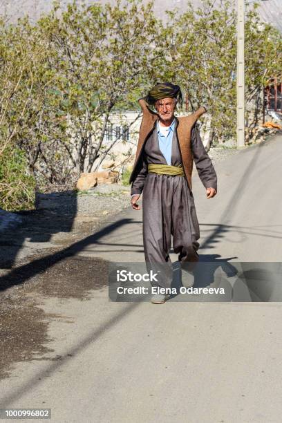 Mediaan Schepsel Slager Foto de Homem De Curdos Em Roupas Tradicionais Na Rua Da Aldeia De Howraman  Nas Montanhas De Zagros Província Do Curdistão Irã e mais fotos de stock de  Adulto - iStock