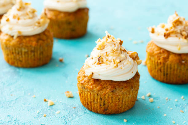 cupcake fatti in casa con noci e carote - healthy eating close up lemon nut foto e immagini stock