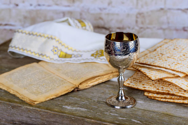 festività ebraiche: pasqua pesach matzah e una tazza d'argento piena di vino con una benedizione tradizionale - photography metal traditional culture full foto e immagini stock