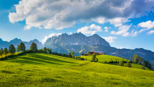 idílico paisaje alpino, granja frente a wilder kaiser, austria, tirol - montañas de kaiser - tirol fotografías e imágenes de stock