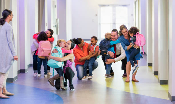 estudiantes de preescolar, los padres, abraza en primer día de escuela - little boys preschooler back to school backpack fotografías e imágenes de stock
