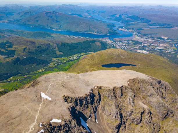 ben nevis si trova vicino a fort william, scozia. - ben nevis nevis ben loch foto e immagini stock