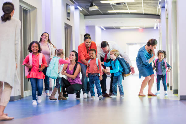 vorschulkinder und eltern, ersten tag in der schule - preschool father offspring child stock-fotos und bilder