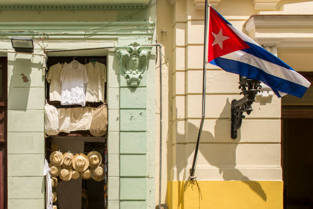 vista di un negozio e bandiera cubana in una strada dell'avana vecchia, cuba. - arch top foto e immagini stock
