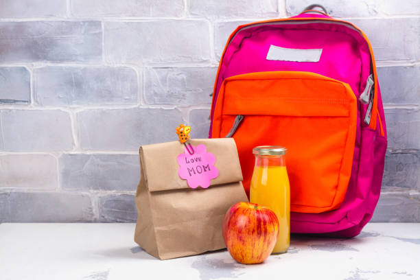 boîte à lunch école et sac à dos rose - lunch packed lunch lunch box apple photos et images de collection