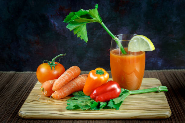 셀러리 잎 및 재료 토마토 주스 - vegetable juice juice carrot tomato 뉴스 사진 이미지