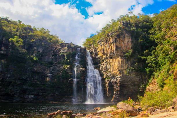 cachoeira grande queda de água - large waterfall fotografías e imágenes de stock