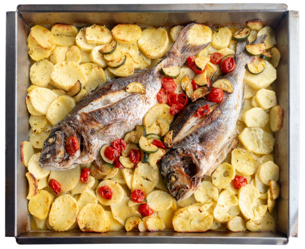 흰색 배경 위에서 물고기와 감자는 오븐에서 구운 - trout prepared fish whole grilled 뉴스 사진 이미지