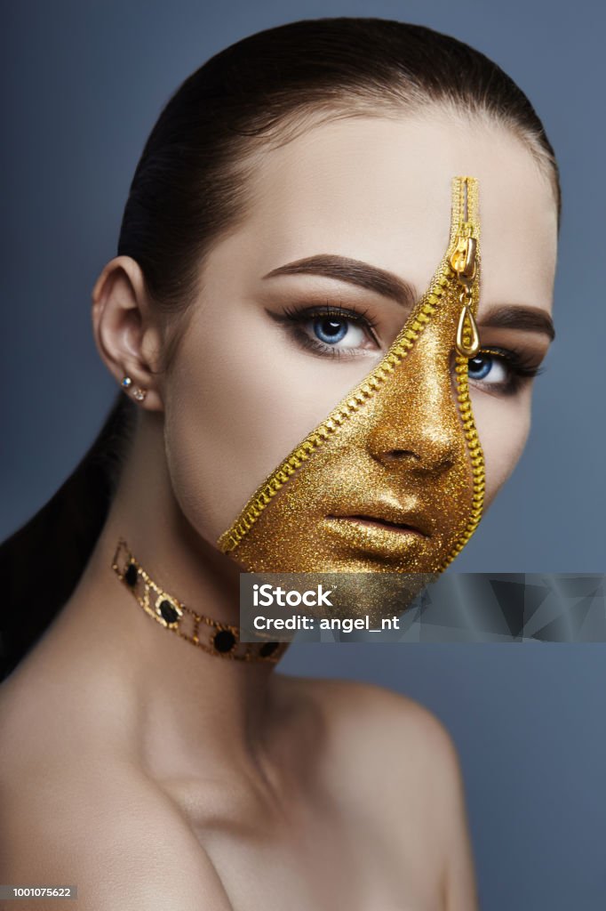 Cara Maquillaje Creativo De Sombrío De La Ropa De Cremallera De Color Dorado De Niña En Piel Moda Creativa Cosméticos De Belleza Y Cuidado De La Piel Halloween Mujer Morena Sobre Fondo Cara Maquillaje Creativo De Sombrío De La Ropa De Cremallera De Color Dorado De Niña En Piel Moda Creativa Cosméticos De Belleza Y Cuidado De La Piel Halloween Mujer Morena Sobre Fondo