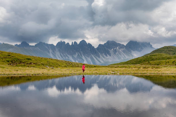 menina dos alpes no lago de salfains - north tirol - fotografias e filmes do acervo