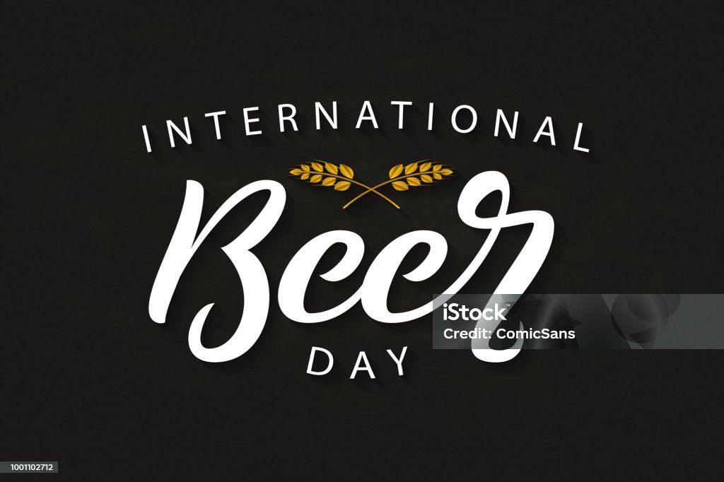 Realista vector aislado logotipo de tipografía para el día internacional de la cerveza para la decoración y revestimiento en el fondo oscuro. - arte vectorial de Cerveza libre de derechos