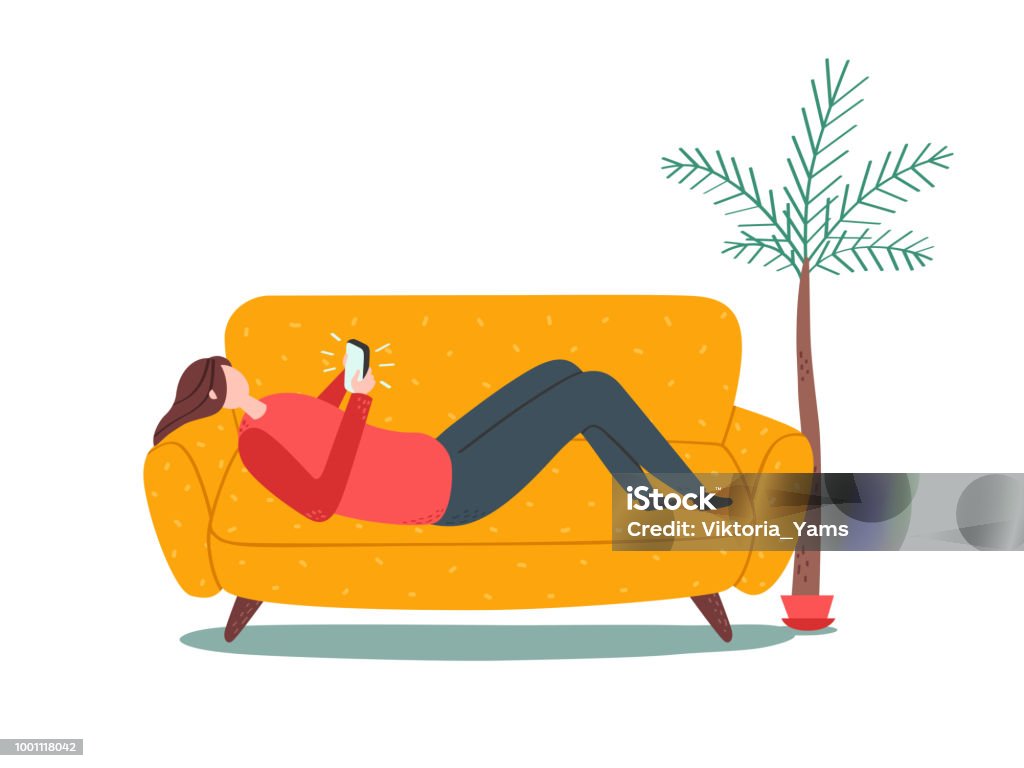 Mujer tumbada en el sofá con smartphone. Estilo ingenuo. - arte vectorial de Sofá libre de derechos