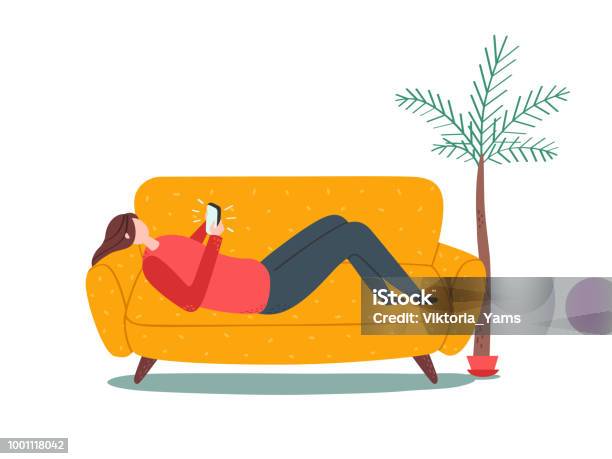 Femme Allongée Sur Le Canapé Avec Le Smartphone Style Naïf Vecteurs libres de droits et plus d'images vectorielles de Canapé
