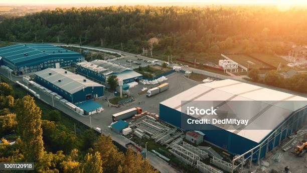 Vista Aerea Degli Stoccaggi Di Magazzino O Della Fabbrica Industriale O Del Centro Logistico Dallalto Veduta Aerea Degli Edifici Industriali Al Tramonto - Fotografie stock e altre immagini di Fabbrica