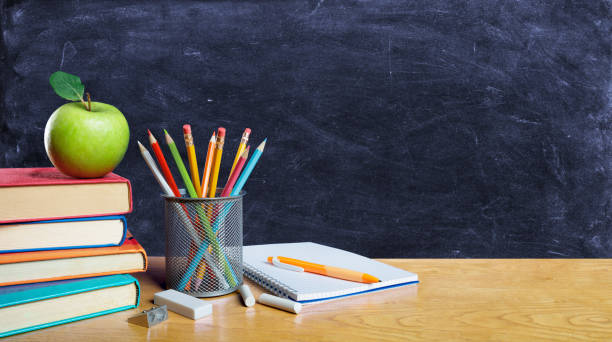 regresar al concepto de escuela - lápiz con manzana de mesa y libros - textbook book apple school supplies fotografías e imágenes de stock