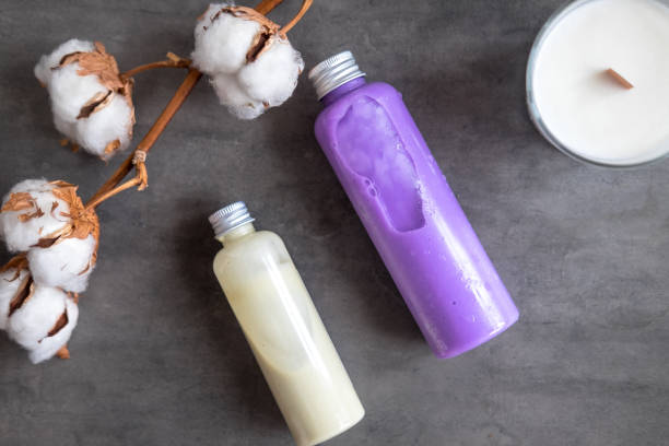 бутылки с натуральной спа-косметикой - candlelight concrete bathtub candle стоковые фото и изображения