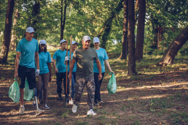 istock Volunteers in park 1001133782
