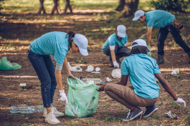 jeunes volontaires, collecte des ordures dans la nature - bag garbage bag plastic black photos et images de collection