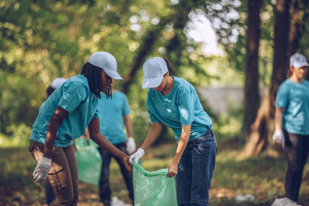 groupe de jeunes bénévoles collecte des ordures dans la nature - bag garbage bag plastic black photos et images de collection