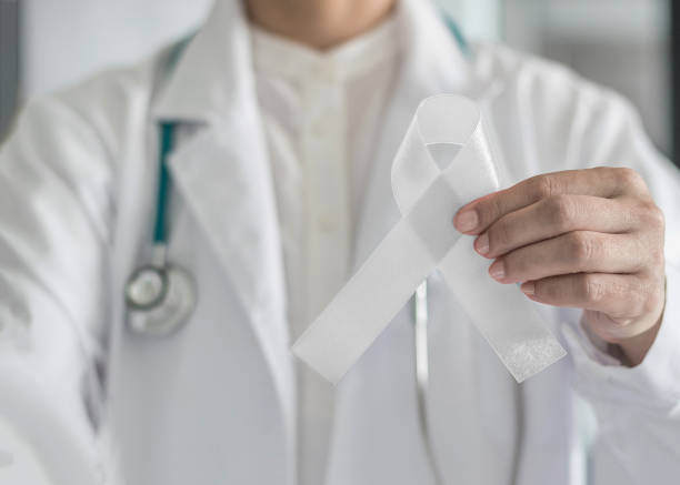 cinta blanca o color luz perla arco simbólico de concienciación sobre el cáncer de pulmón, cáncer del hueso, esclerosis múltiple y símbolo para el día internacional de la no violencia contra la mujer - anti cancer fotografías e imágenes de stock