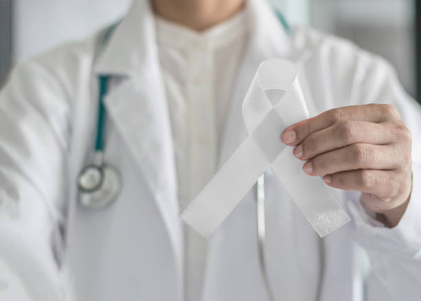 ホワイト リボンや女性に対する非暴力の国際的な日の肺癌、骨がん、多発性硬化症、およびシンボルの意識を高めるために象徴的なライトボウガン パール色 - anti cancer ストックフォトと画像
